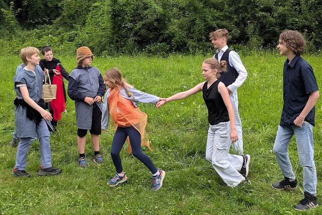 Willkommen in der Waldwunderwelt: Trotz widriger Wetterumstände hatten die Kinder und ihr Publikum jede Menge Spaß bei der Theaterpräsentation. | Foto: Frank Engel-Strebel