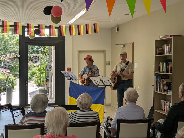 Musik für den Guten Zweck: „Martin & Geraldo“ (Martin Riedel, rechts, und Gerald Löhrer, links) singen in der Bonner Fußgängerzone oder in Seniorenheim wie hier Wesseling bei der Diakonie Michaelshoven Schlager und Pophits zugunsten der Ukrainehilfe.  | Foto: Frank Engel-Strebel