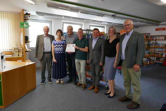 Mitglieder des Lions-Clubs Bonn-Rhenobacom überreichten ihren Spendenscheck an den Förderverein der Bücherei in Meckenheim.  | Foto: Lions Club