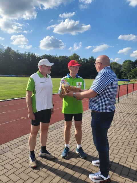 Mitglieder der SPD-Ratsfraktion besuchten im August die Frechener Sportabzeichenteams im Kurt-Bornhoff-Sportpark..  | Foto: SPD