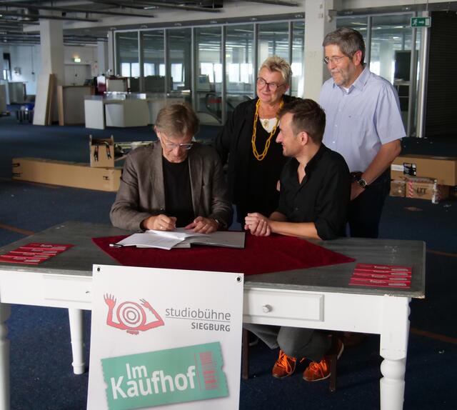 Zufriedene Gesichter bei der Vertragsunterzeichnung: René Böttcher (vorne links, Studiobühne), André Kuchheuser (vorne rechts, Stadtbetriebe) sowie Jürgen Peter (hinten rechts, Fraktionsvorsitzender CDU) und Astrid Thiel (hinten links, Fraktionsvorsitzende Grüne). | Foto: Studiobühne Siegburg