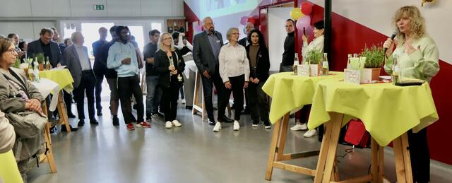 Groß war die Anzahl an Gratulanten und Kunden, Freunden, Beteiligten, auch aus dem weiteren Umfeld des Projektes, und nicht zuletzt radbegeisterer Bürger beim Jubiläumsfest, das in absolut herrlicher, unkonventioneller Weise Spaß machte.  | Foto: Rolf Thienen