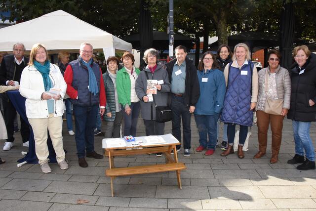 Ehrenamtliche Helfer der Bürgerstiftung Rheinviertel warben erstmals auf dem Bad Godesberger Wochenmarkt um weitere Helfer für anstehende Projekte.  | Foto: AS