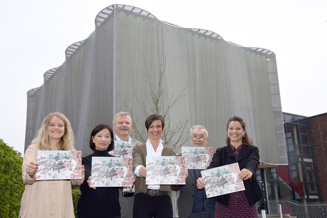 Victoria Berg (Geske-Stiftungen), Stephanie Mohlberg, Michael Berg, Carolin Weitzel, Dr. Franz-Georg Rips und Julia Berg präsentierten den neuen Adventskalender. | Foto: Düster
