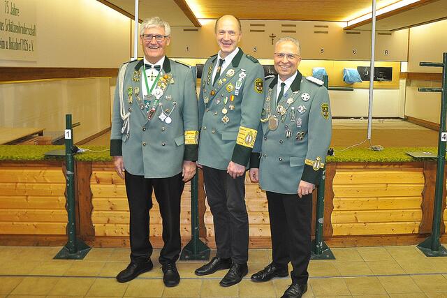 Jahrzehntelange Schützentreue: Brudermeister Peter Klett, Klaus Kuhl und Friedel Emmerich (von rechts) wurden beim Patronatsfest geehrt. | Foto: fes