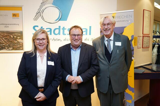 Bürgermeisterin Susanne Stupp und Professor Dr. Jürgen Höser begrüßten NRW-Verkehrsminister Oliver Krischer (Mitte) beim gemeinsamen Jahresausklang der IFU und der städtischen Wirtschaftsförderung. | Foto: Stadt Frechen