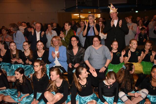 In der Berkumer Schulaula präsentierten sich die Kinder- und Jugendgarden der Wachtberger Karnevalsvereine bei der Kulturpreis-Verleihung, bei der sie für ihr Engagement und die Aktivitäten ihrer Karnevalsvereine ausgezeichnet wurden.  | Foto: AS