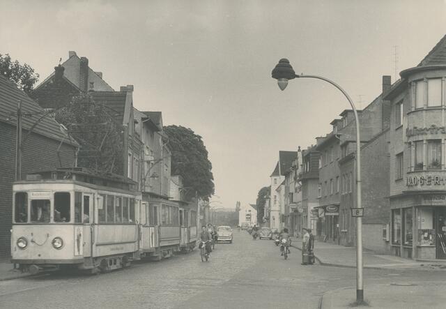 Historische Aufnahme der Frankfurter Straße aus dem Jahr 1957.   | Foto: Fotograf: Fritz Vogel (Stadtarchiv Troisdorf, Fotosammlung)