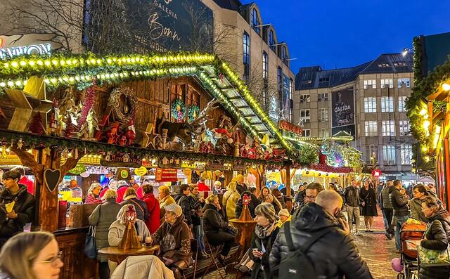 Geschäfte und Weihnachtsmarkt laden am Sonntag zum Besuch.  | Foto: Bonn City e.V.