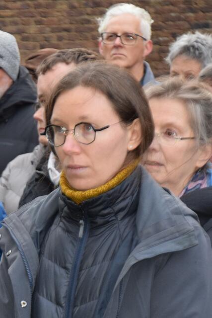 Unter den Interessierten war eine besondere Besucherin, Laura Lark, eine Angehörige der Erper Familie. Bei der Verlegung der dortigen Stolpersteine verlas sie einen bewegenden Brief ihrer Tante.