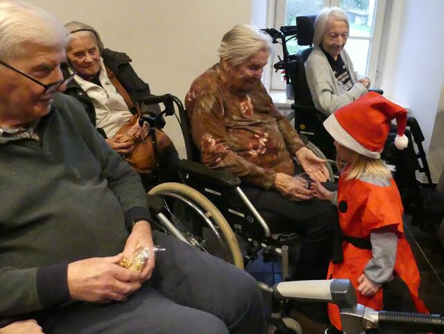 Bei der gemeinsamen Weihnachtsfeier beschenkten die Kindergartenkinder die Heimbewohner mit selbst gebackenen Plätzchen. | Foto: Gast