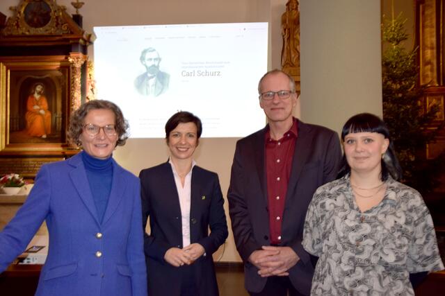 In Carl Schurz´ Taufkirche St. Alban präsentierten Liline Meisen (v.r.) und Alex Burchard Carolin Weitzel und Ina Scharrenbach sowie zahlreichen Gästen das Ergebnis des vom Land geförderten Projektes. | Foto: Volker Düster