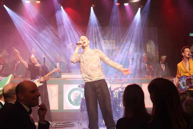 „Et jitt kei Wood“ für Cat Ballou. Die Kölner Band heizte dem jecken Publikum in der Küz ordentlich ein.  | Foto: Kaiser