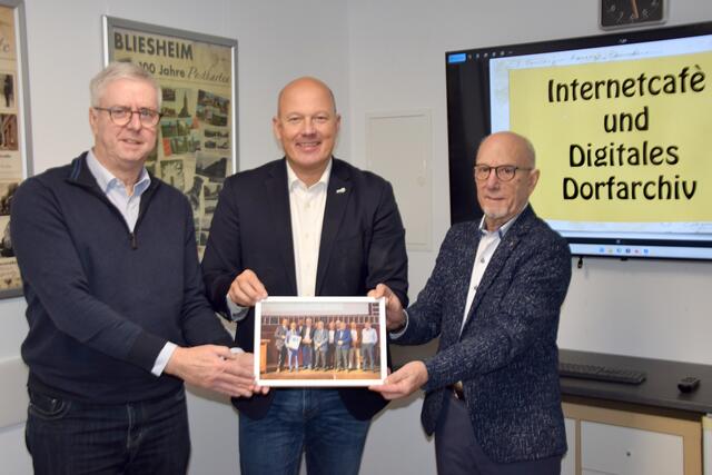 Frank Rock hatte für Bernd Kremer (l.) und Willi Pütz (r.) noch ein Geschenk dabei: ein Foto als Erinnerung an die Heimatpreis-Verleihung. | Foto: Volker Düster