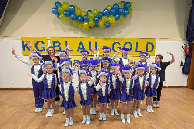 Dreimal „Widdig Alaaf“: Melanie Batzem freute sich mit „ihren“ Tanzgruppen über das gut besuchte Gardetreffen.  | Foto: fes