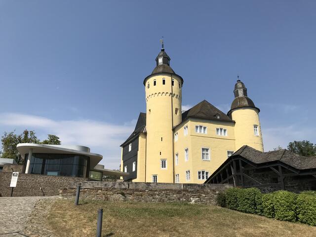 Die Veranstaltung findet in der Neuen Orangerie (l.) auf Schloss Homburg statt. | Foto: OBK