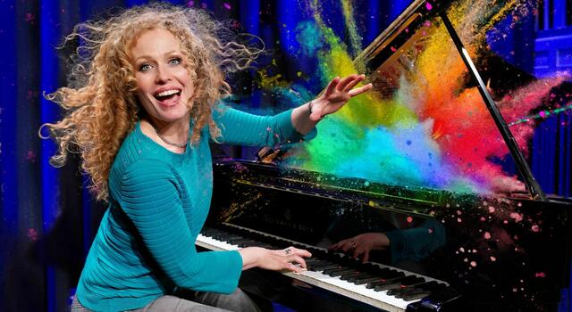 Klavierkabarettistin Caroline Bungeroth thematisiert in ihrem Bühnenprogramm „Mutausbruch“ ihren  Umzug von Berlin nach Bern – nach immerhin 25 Jahren.  | Foto: Christoph Hoigné