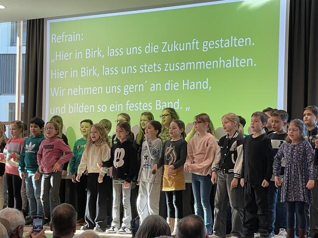 Zur Eröffnung sangen die Kinder vom Schulchor das neue Schullied. | Foto: sgk