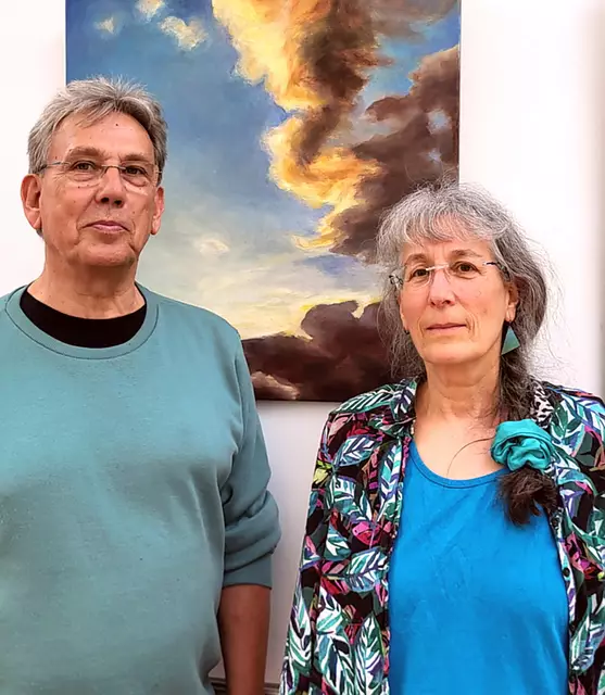 Yvonne Delisle (r.) eröffnete ihre Ausstellung mit Wilhelm Goertz (l.), ehrenamtlicher Ausstellungskoordinator für das Hospiz Erftaue. | Foto: Hospiz Erftaue