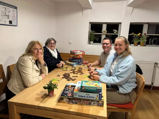 Gesellschaftsspiele können ebenfalls in der Hohkeppeler Bibliothek ausgeliehen werden.  | Foto: Evelyn Cölln