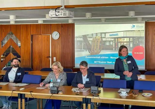 Auftakt für das neue Projekt (von links): Okan Bektas (Projektkoordinator “Zusammenhalt stärken, Menschen verbinden”), Ulrike Hanke (Amtsleiterin, Amt für Soziales, Wohnen und Integration), Michaela Brähler
(Sachgebietsleiterin Betreuungsbehörde und Begegnungsorte der Generationen) und 1. Beigeordnete Tanja Gaspers. | Foto: Stadt Troisdorf