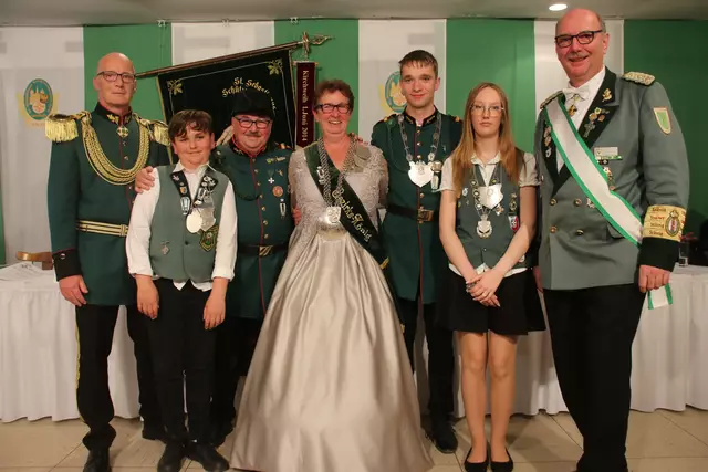 Ehrung der neuen Bezirksmajestäten: (v.l.) der stellvertretende Bezirksbundesmeister Manfred Harnischmacher, Bezirksbambiniprinz Alexander Steven, das Bezirkskönigspaar Ilse und Johannes Parzefall, Bezirksprinz André Tillmann, Bezirksschülerprinzessin Lea Klein und Bezirksbundesmeister Peter Horst. | Foto: Harnischmacher/Bezirksverband Frechen
