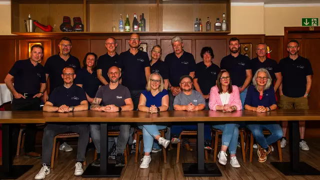 (stehend von links nach rechts) Sebastian Wessel, Stefan Rathjen, Bianca Dziamski, Stefan Düx, Marko Götsch, Karin Göldner, Günter Korte, Sandra Chavet, Frank Linek, Frank Lürenbaum, Martin Franken
(sitzend von links nach rechts): Lukas Odenthal, Michael Pollak, Karin Wessel, Bernhard „Shorty“ Paul, Christina Bensberg, Cornelia Richter. Es fehlt Swen Odenthal. | Foto: Bürgerverein