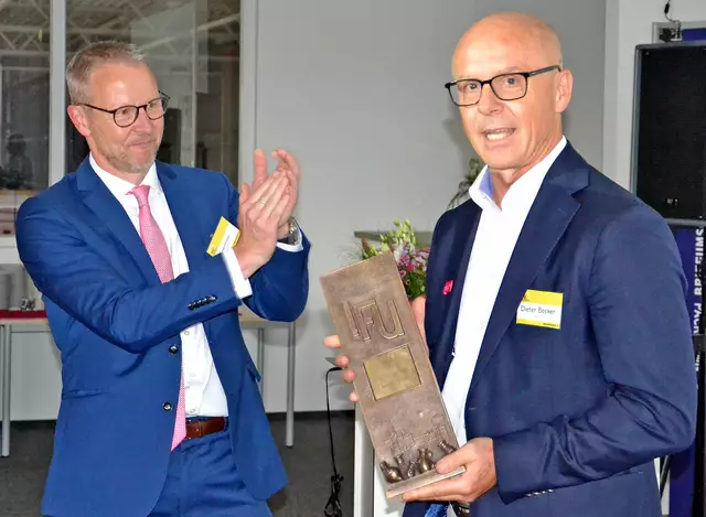 Applaus für den Wirtschaftspreisträger 2025: Der IFU-Vorsitzende Ingo Arlinghaus (re.) überreichte den Wirtschaftspreis der Interessenvereinigung Frechener Unternehmen (IFU) an Dieter Becker, Geschäftsführer der Antalis GmbH.  | Foto: Lars Kindermann