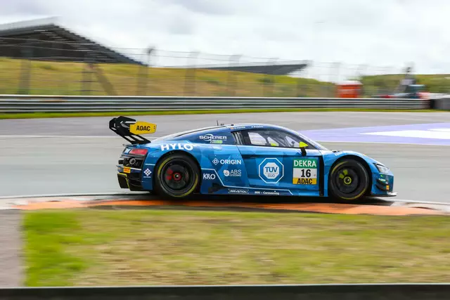 Vor beeindruckender Kulisse von 32.000 Zuschauern zeigte der Hürther kämpferische Leistungen und sammelte trotz schwieriger Voraussetzungen wichtige Punkte für die Meisterschaft. 		 | Foto: Björn Niemann/Fast-Media