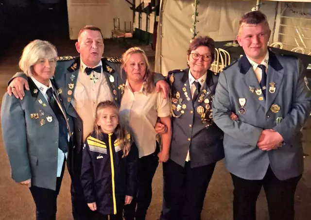 Die neuen Majestäten der St. Donatus Schützenbruderschaft Hürth-Efferen: (v.l.) das aktive Königspaar Dietmar und Uschi Lenz, Bambiniprinz Lilli de Riet, die inaktive Königin Beata Geisheimer, Schützenliesel Anni Bacher und Jungschützenprinz Florian Lenz. | Foto: . St. Donatus Schützenbruderschaft
