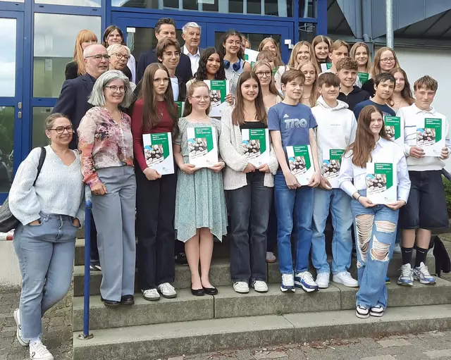 Die Wiehler Teilnehmenden, die den Sozialführerschein der Ehrenamtsinitiative Weitblick erworben haben, mit Bürgermeister Ulrich Stücker und Vize-Landrat Dr. Friedrich Wilke (beide hinten).  | Foto: OBK
