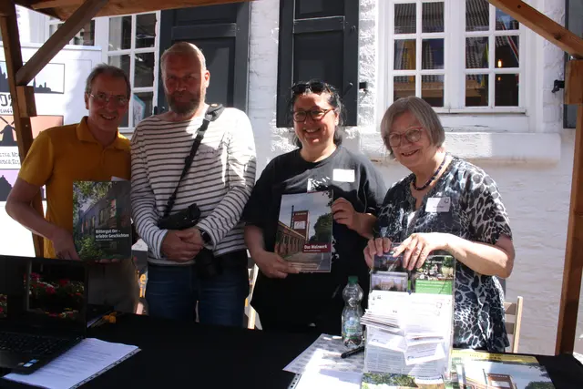 Das Kulturnetzwerk Pulheim präsentierte sich zum ersten Mal mit eigenem Stand auf dem Stadtfest.  | Foto: Lena Großekathöfer