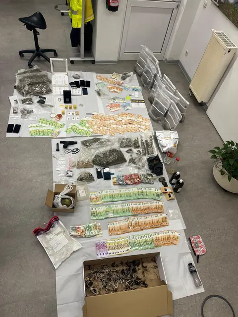 Erfolg für die Schwerpunktgruppe Mülheim: fünfstelliger Bargeldfund, Schusswaffe und Betäubungsmittel sichergestellt.   | Foto: Polizei