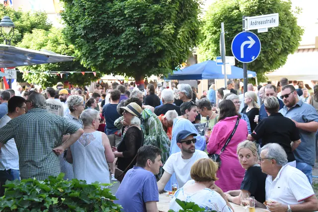 Schon am frühen Abend gut besucht: Das Rüngsdorfer Brunnenfest wurde dank des Engagements vieler Bürger und bestem Sommerwetter ein großer Erfolg. | Foto: AS
