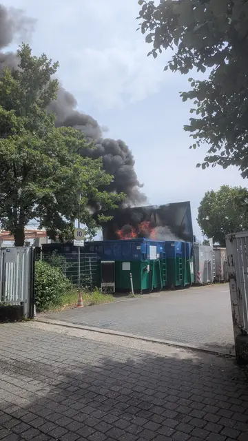 Ein Container mit Elektroschrott brannte auf dem Betriebshof. | Foto: Feuerwehr Brühl