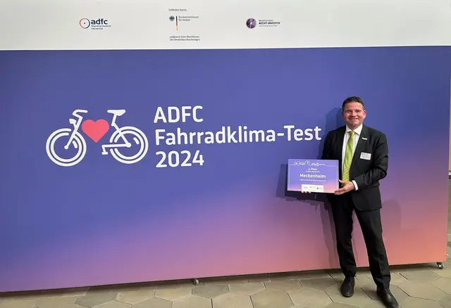 Freude über den erneuten Erfolg: Bürgermeister Holger Jung nahm die Auszeichnung in Berlin entgegen. | Foto: Stadt Meckenheim