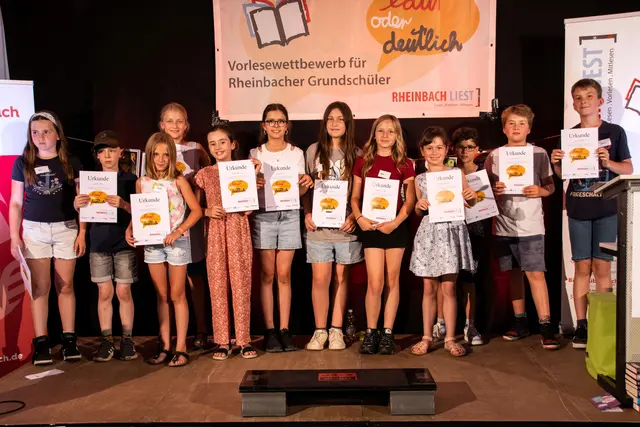 Diese zwölf Vorlesetalente aus Rheinbacher Grundschulen begeisterten das Publikum bei der Jubiläumsausgabe von „Laut oder deutlich!“ in Rheinbach. | Foto: Rheinbach liest e.V.