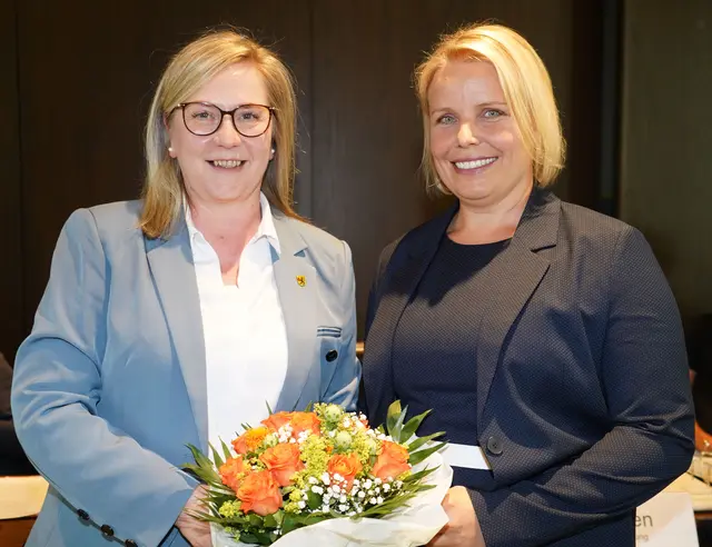 Bürgermeisterin Susanne Stupp (l.) beglückwünschte Magdalena Pötschke zu ihrer Wahl als Technische Beigeordnete der Stadt Frechen. | Foto: Stadt Frechen