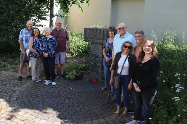 Angehörige aus der Schweiz und den USA waren zur Verlegung der Stolpersteine nach Euskirchen gekommen.  | Foto: Tim Noden/Stadt Euskirchen
