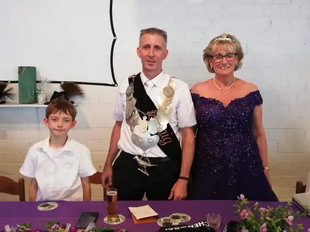 Der neue Schützenkönig 2025 Markus Aretz mit Sohn Fynn und die Schützenkönigin 2024, Elke Franke. | Foto: Franke