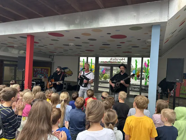 Die Band Lossjonn begeisterte beim Schulhofkonzert in Schmitzhöhe. | Foto: Astrid Kahl