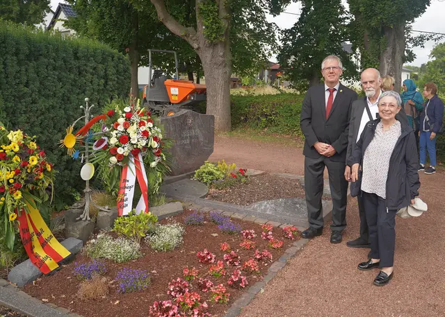 Bürgermeister Christoph Becker gedachte des großen Autors gemeinsam mit dessen Sohn René und Schwiegertochter Carmen.  | Foto: Pressestelle Stadt Bornheim