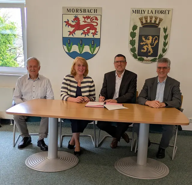 Vertragsunterzeichnung: Bürgermeister Bukowski (2.v.r.) und BAV-Geschäftsführerin Monika Lichtinghagen-Wirths (2.v.l.) mit Christoph Rösgen (l./Leiter der Abfallwirtschaft) und Klaus Neuhoff (Kämmerer der Gemeinde Morsbach). | Foto: L. Becker