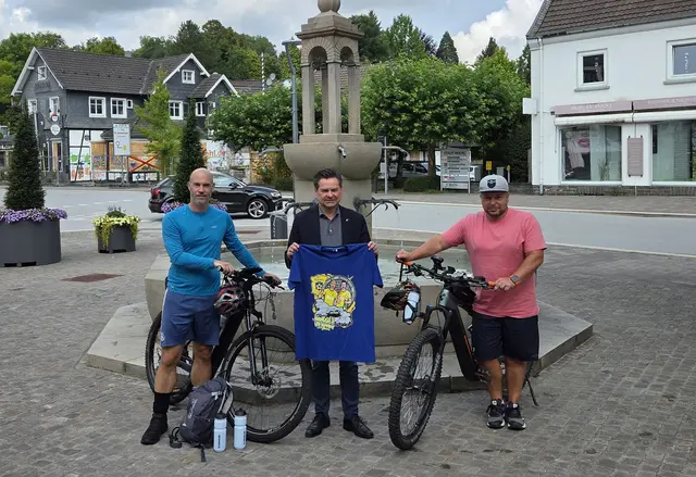 Verabschiedung der beiden Radfahrer durch Bürgermeister Ulrich Stücker.                                                                                   | Foto: Tim Vogel