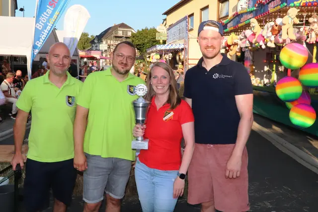 Siegerfoto der drei Erstplatzierten des Schörreskarrenrennens mit mit Jochen Breuer (li.), 1. Vorsitzender des Heimatvereins. | Foto: Steimel