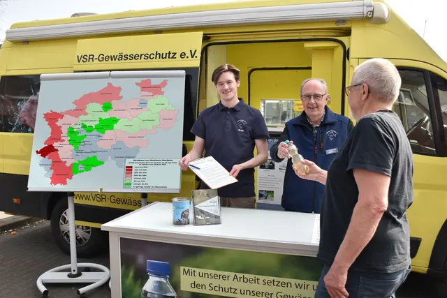 Milan Toups und Heinz-Wilhelm Huelsmans beraten einen Brunnenbesitzer mit NitratkarteNRW. | Foto: Ruben Wiltsch