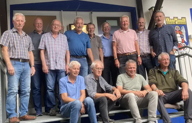 Die Ehemaligen (hintere Reihe, von links): Klaus Jubelius, Ludger Ellenberger, Rolf Muskatewitz, Gerhard Heinze, Johannes Beck, Dietmar Rostek, Otto Brandenburg, Bernd Kümpel, Reimund Schindler und Werner Lammerich sowie (vordere Reihe, von links): Harald Blings, Ernst-Helmut Cryns, Werner Nüchel und Franz Helbig.  | Foto: TSV Wolsdorf