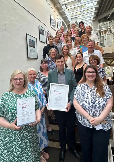 Bürgermeisterin Susanne Stupp und Beigeordneter Andreas Pöttgen nahmen das Zertifikat des Vereins „Familiengerechte Kommune e. V.“ von Christine Homuth, der kaufmännischen Geschäftsleiterin und Projektleiterin des Vereins, sowie von Auditorin Astrid Laudage entgegen.  | Foto: Stadt Frechen