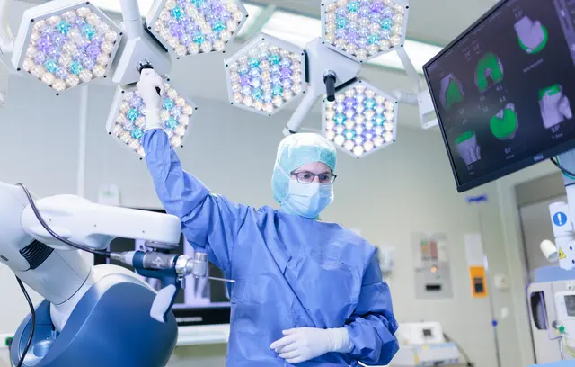 Dr. med. Miriam Braun bei einer Operation mit dem Mako Roboterarm-assistierten OP-Verfahren. | Foto: St. Katharinen-Hospital