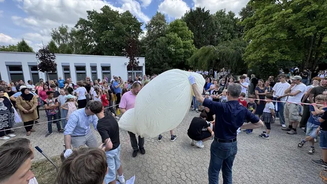 Vorbereitungen vor großem Publikum: Schülerinnen und Schüler des Städtischen Gymnasiums Rheinbach rüsten den Stratosphärenballon für den Start. Zahlreiche Gäste des Schulfests verfolgten den besonderen Moment gespannt.  | Foto: SGR